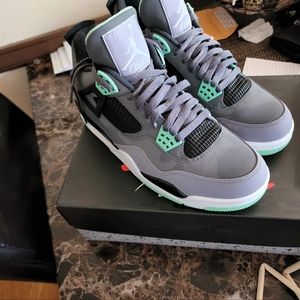 Jordan 4 Green Glow. Size 9.5 VNDS 100% authentic